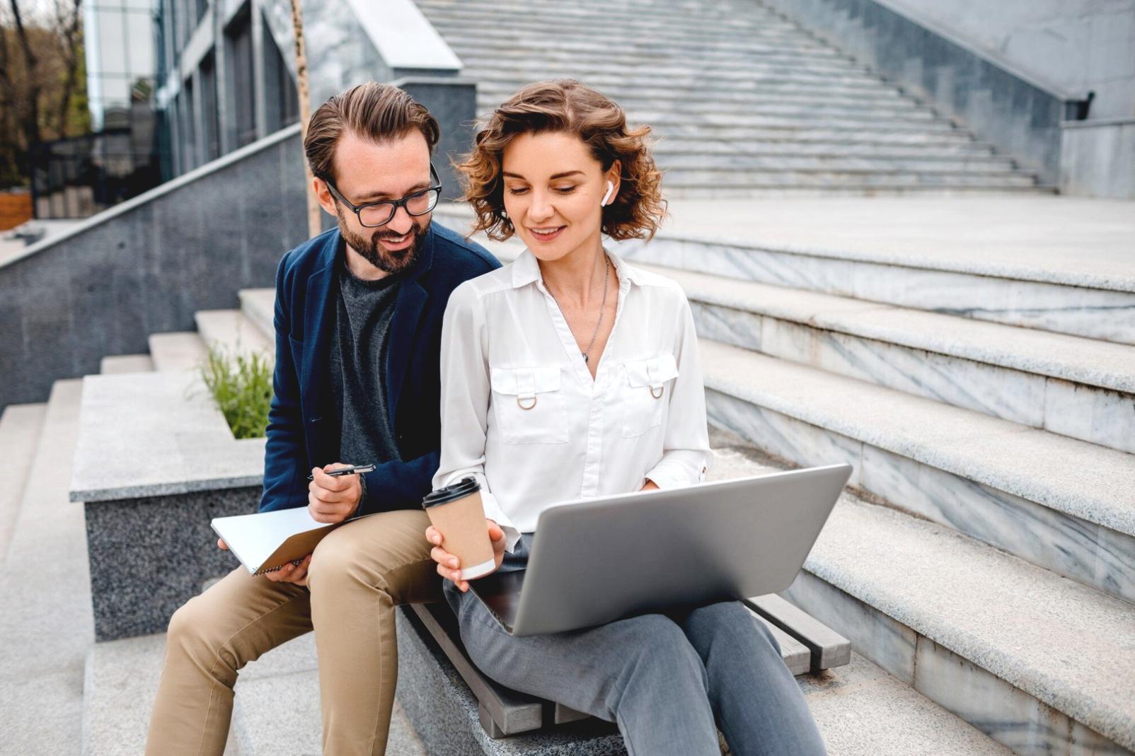 Espace de travail collaboratif pour l'analyse financière